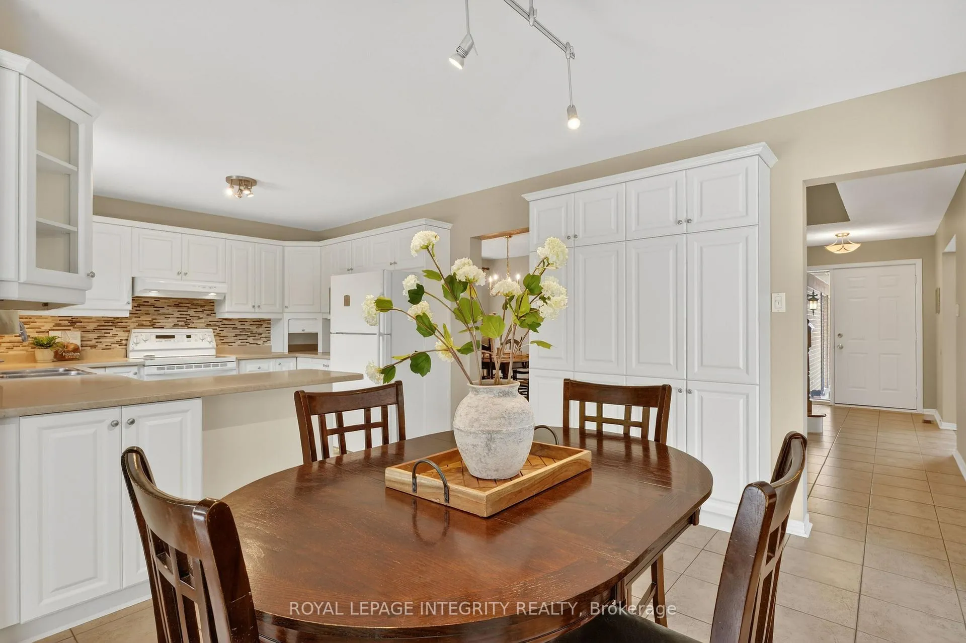 Photo 11 of 6020 Vineyard Drive, Ottawa, Convent Glen — HOMEH
