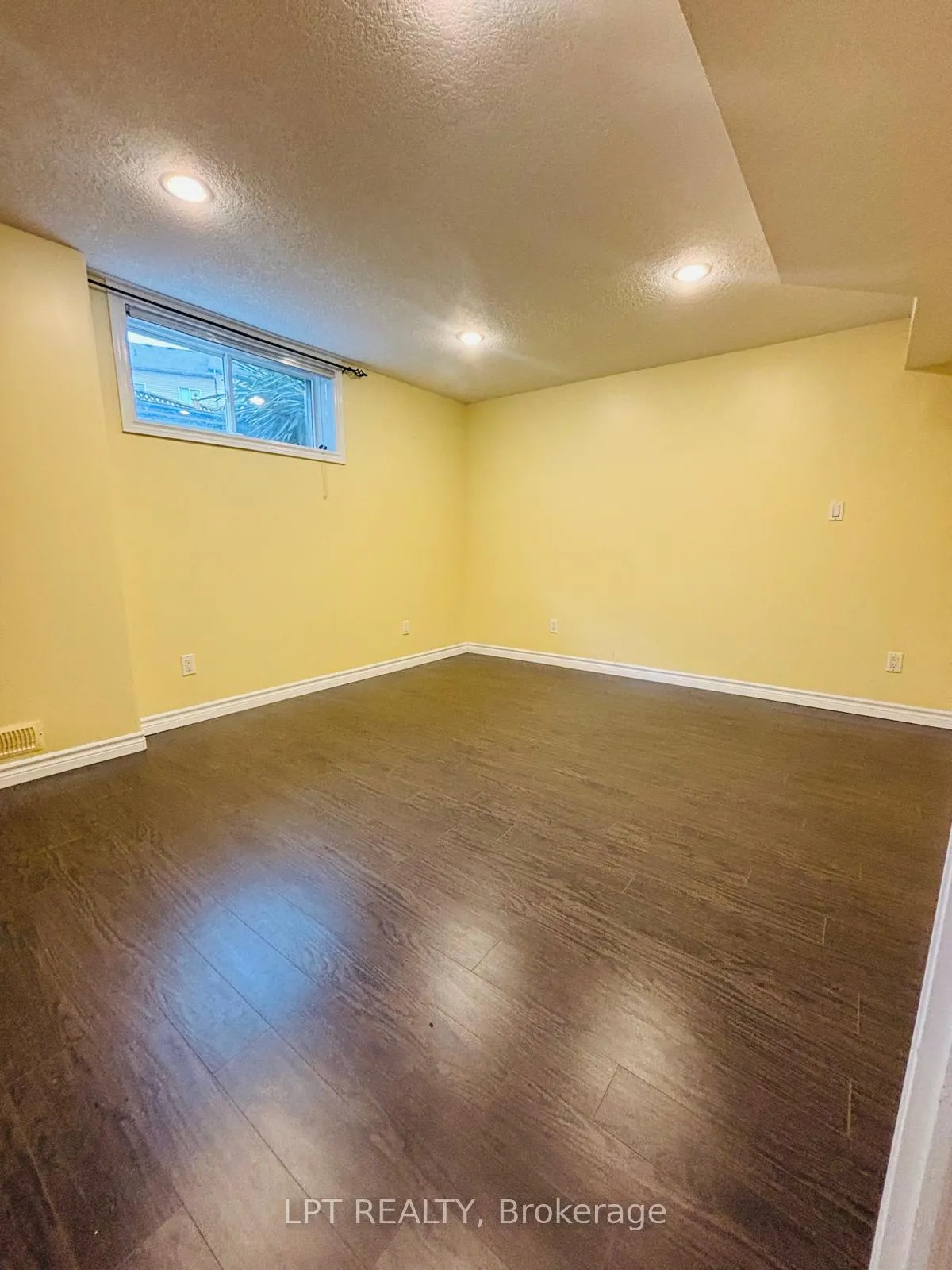 Photo 34 of 64 Yarrow Court, Kitchener — HOMEH