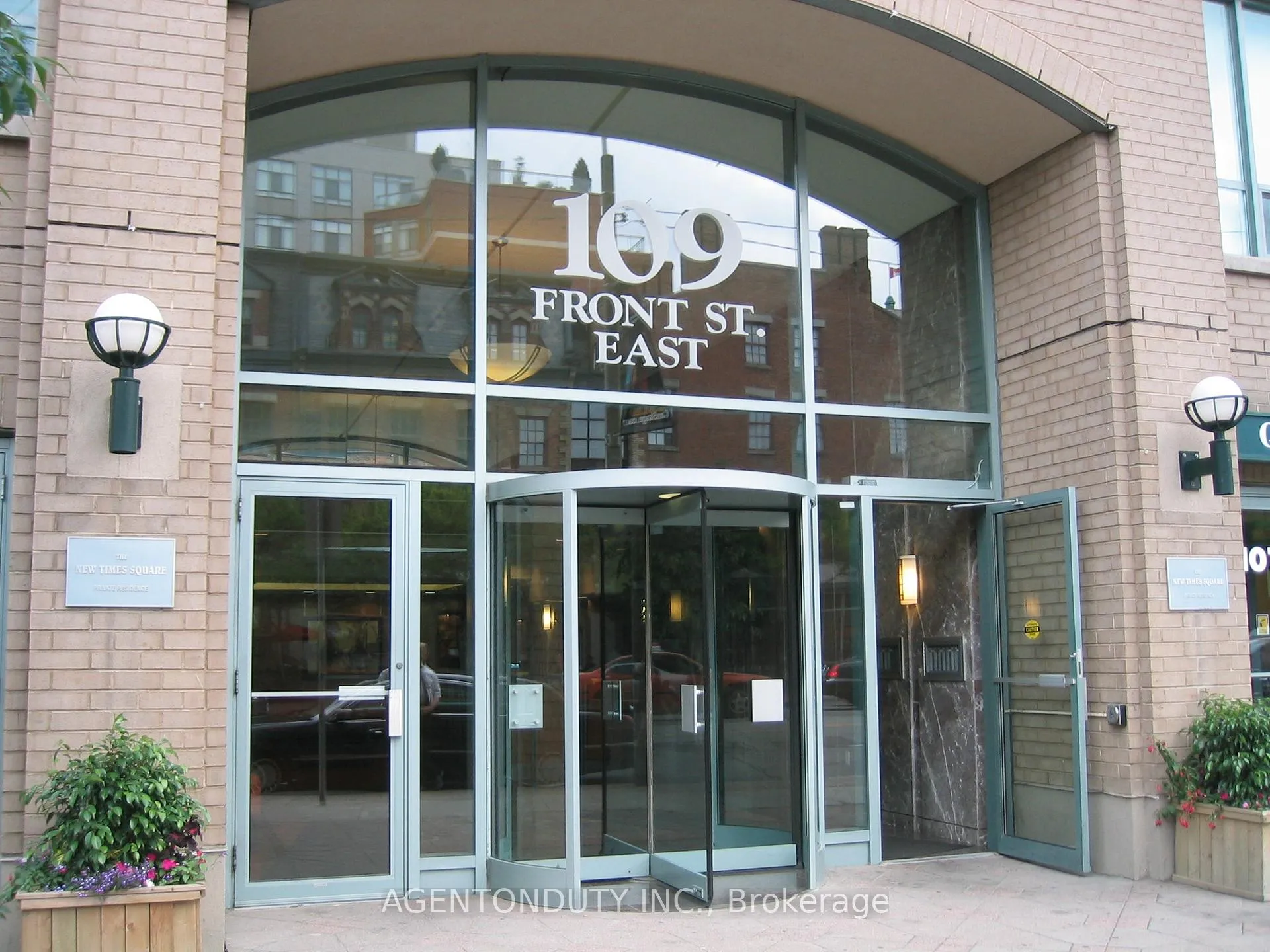 Photo 2 of Unit 930, 109 Front Street E, Toronto, Waterfront Communities — HOMEH