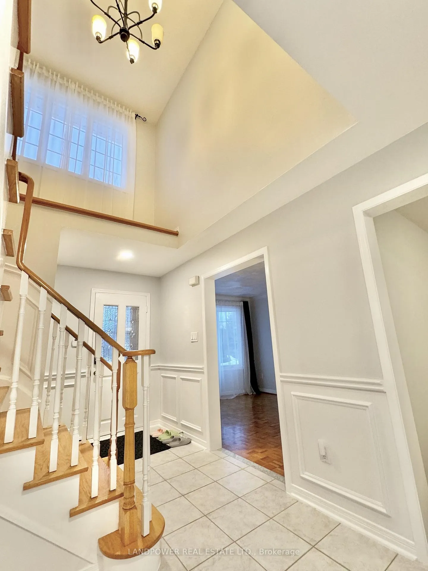 Photo 3 of 167 Silver Arrow Crescent, Vaughan, Maple — HOMEH