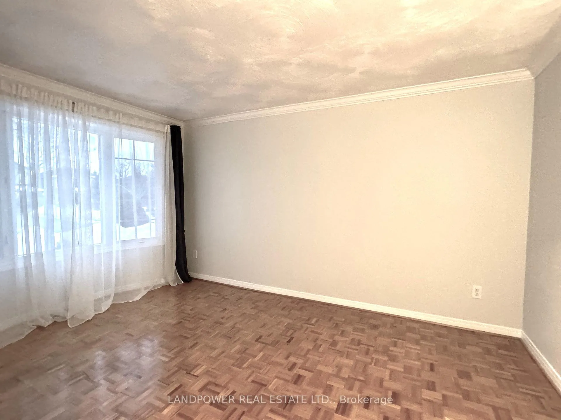 Photo 5 of 167 Silver Arrow Crescent, Vaughan, Maple — HOMEH