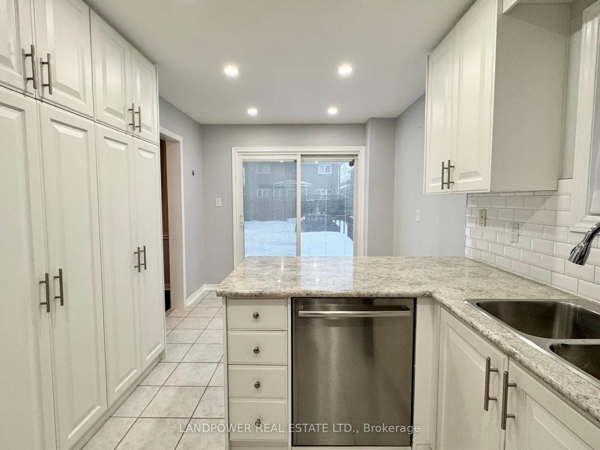 Photo 7 of 167 Silver Arrow Crescent, Vaughan, Maple — HOMEH