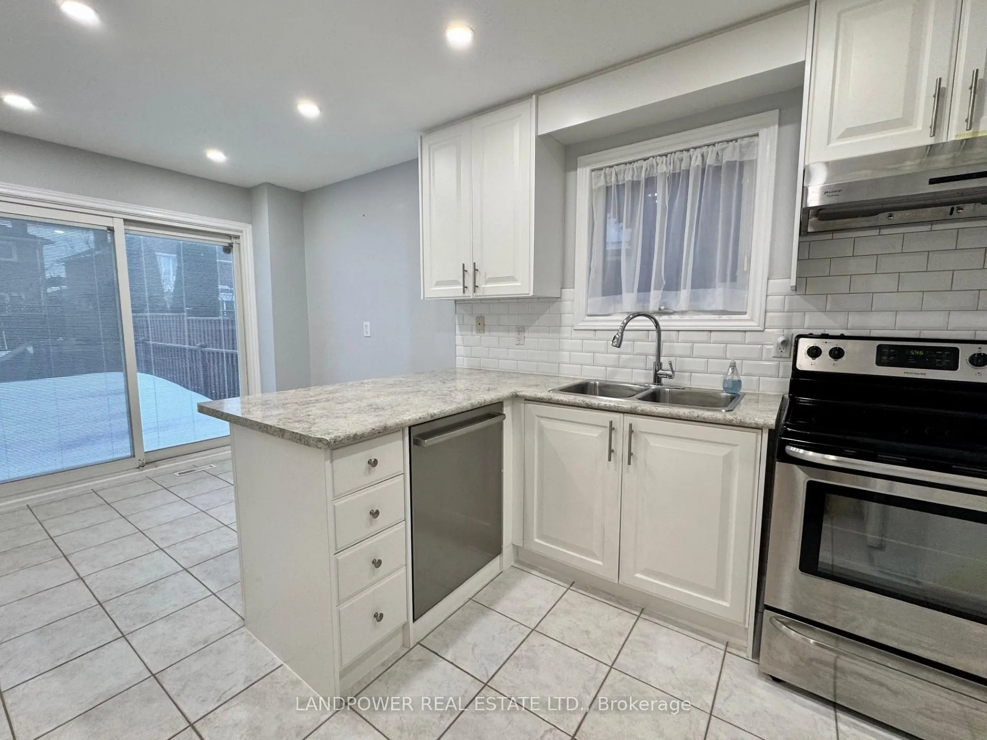 Photo 8 of 167 Silver Arrow Crescent, Vaughan, Maple — HOMEH