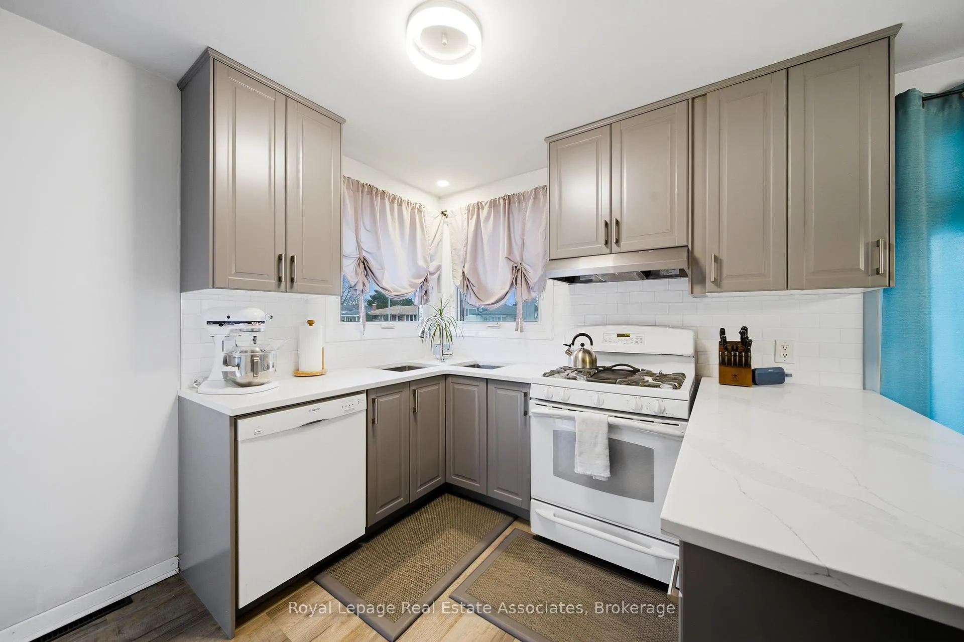 Photo 2 of 4018 Montcalm Crescent, Niagara Falls, Chippawa — HOMEH