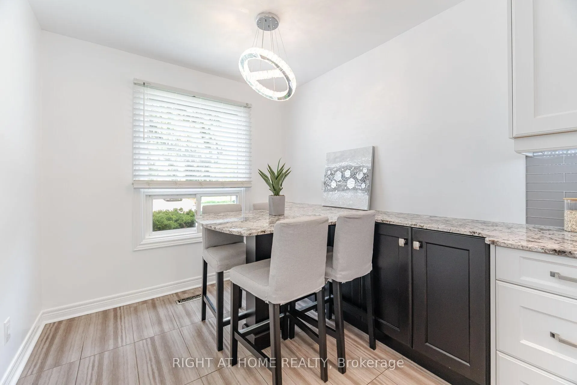 Photo 5 of 6 Winterfold Drive, Brampton, Madoc — HOMEH