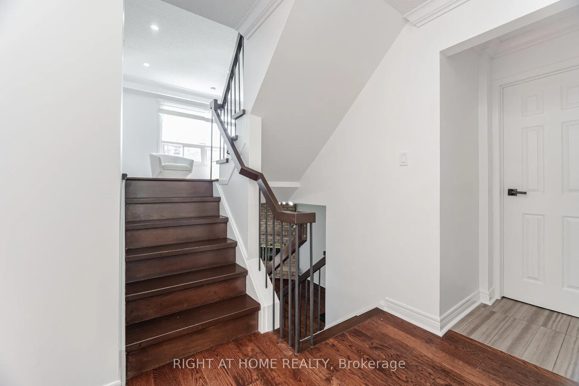 Photo 11 of 6 Winterfold Drive, Brampton, Madoc — HOMEH