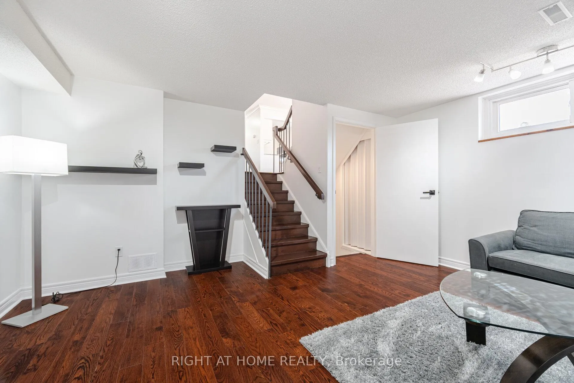 Photo 26 of 6 Winterfold Drive, Brampton, Madoc — HOMEH