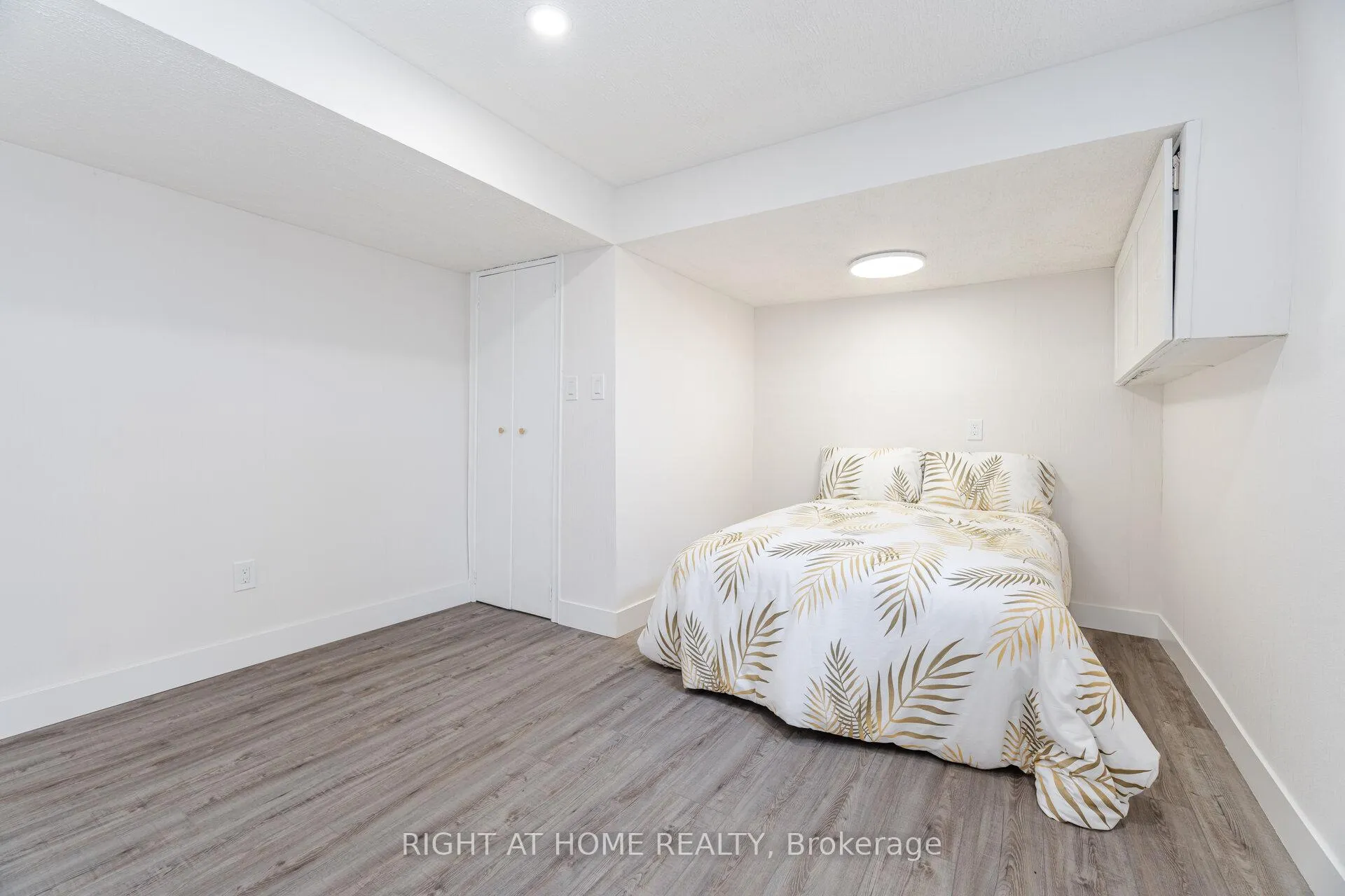 Photo 32 of 6 Winterfold Drive, Brampton, Madoc — HOMEH