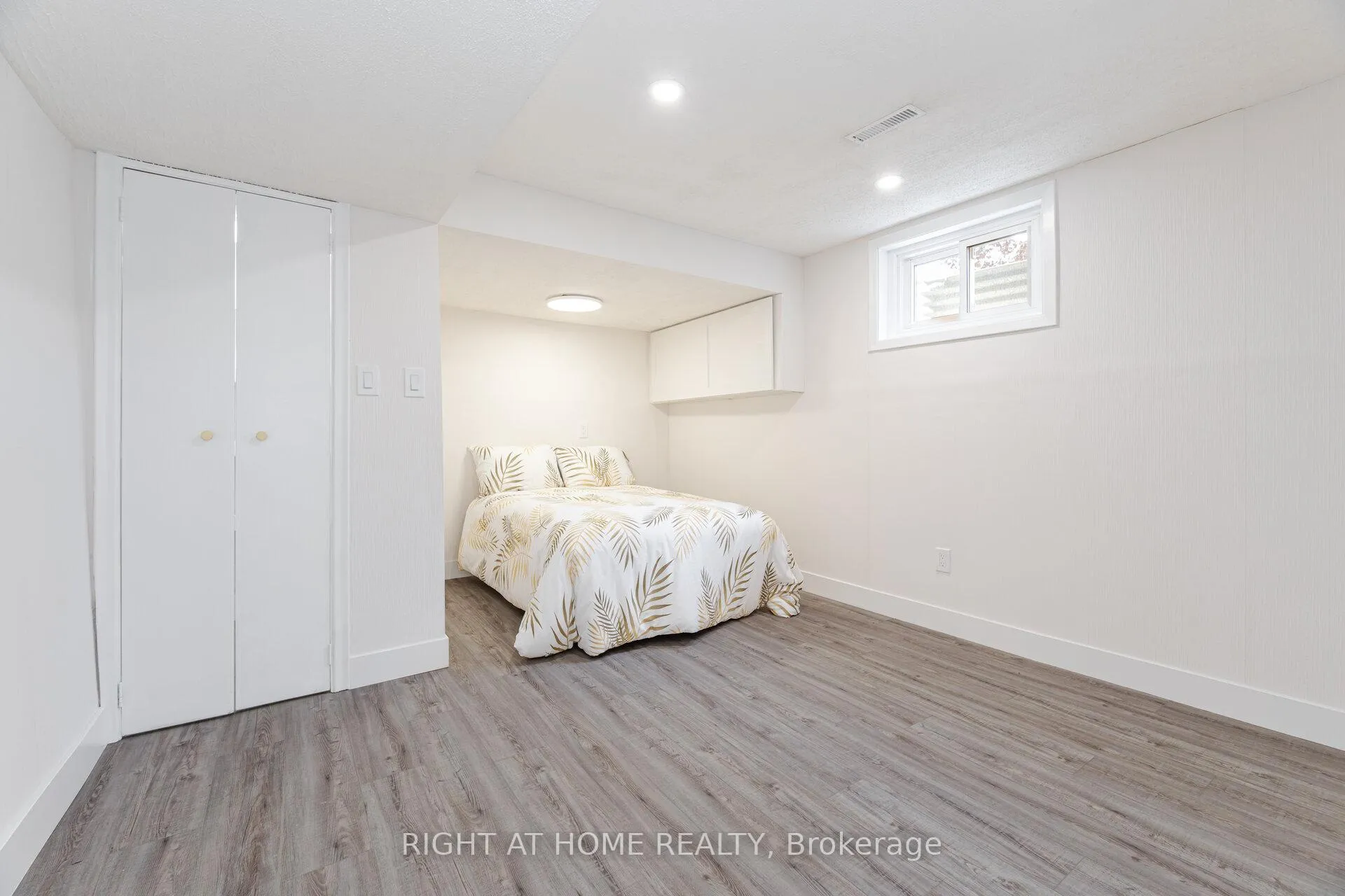 Photo 33 of 6 Winterfold Drive, Brampton, Madoc — HOMEH