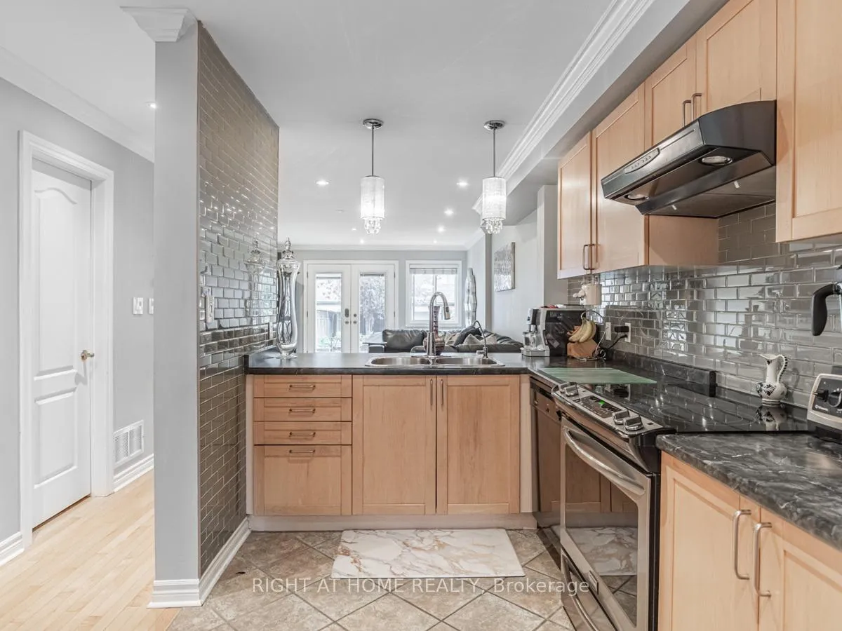 Photo 10 of 45 Rutland Street, Toronto, Corso Italia-Davenport — HOMEH