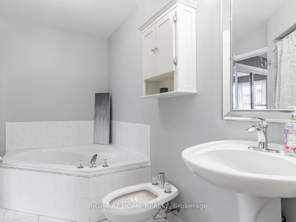 Photo 21 of 45 Rutland Street, Toronto, Corso Italia-Davenport — HOMEH