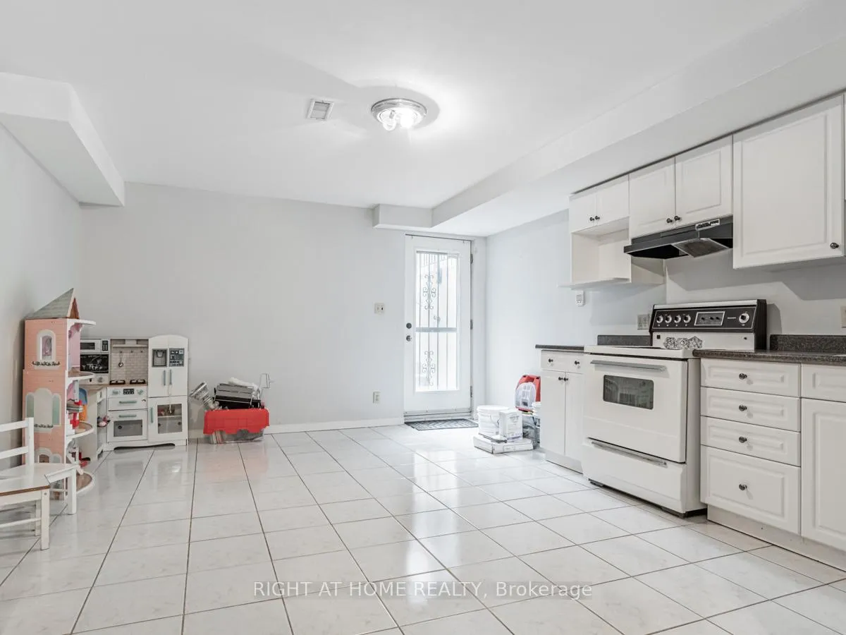 Photo 27 of 45 Rutland Street, Toronto, Corso Italia-Davenport — HOMEH