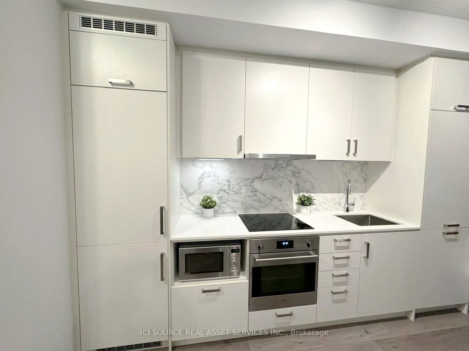 Photo 4 of Unit 802, 60 Honeycrisp Crescent, Vaughan, Vaughan Corporate Centre — HOMEH