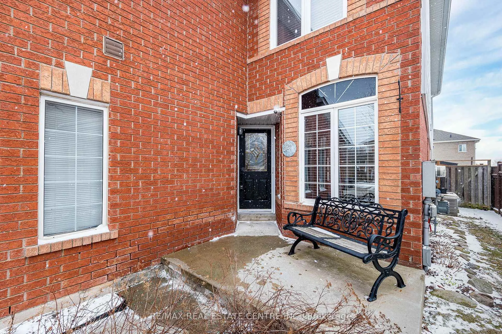 Photo 4 of 109 Mowat Crescent, Halton Hills, Georgetown — HOMEH