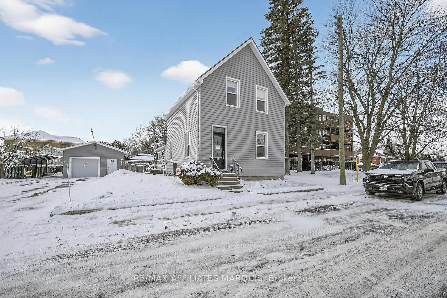 Photo 2 of 23 Alfred Street, Smiths Falls — HOMEH
