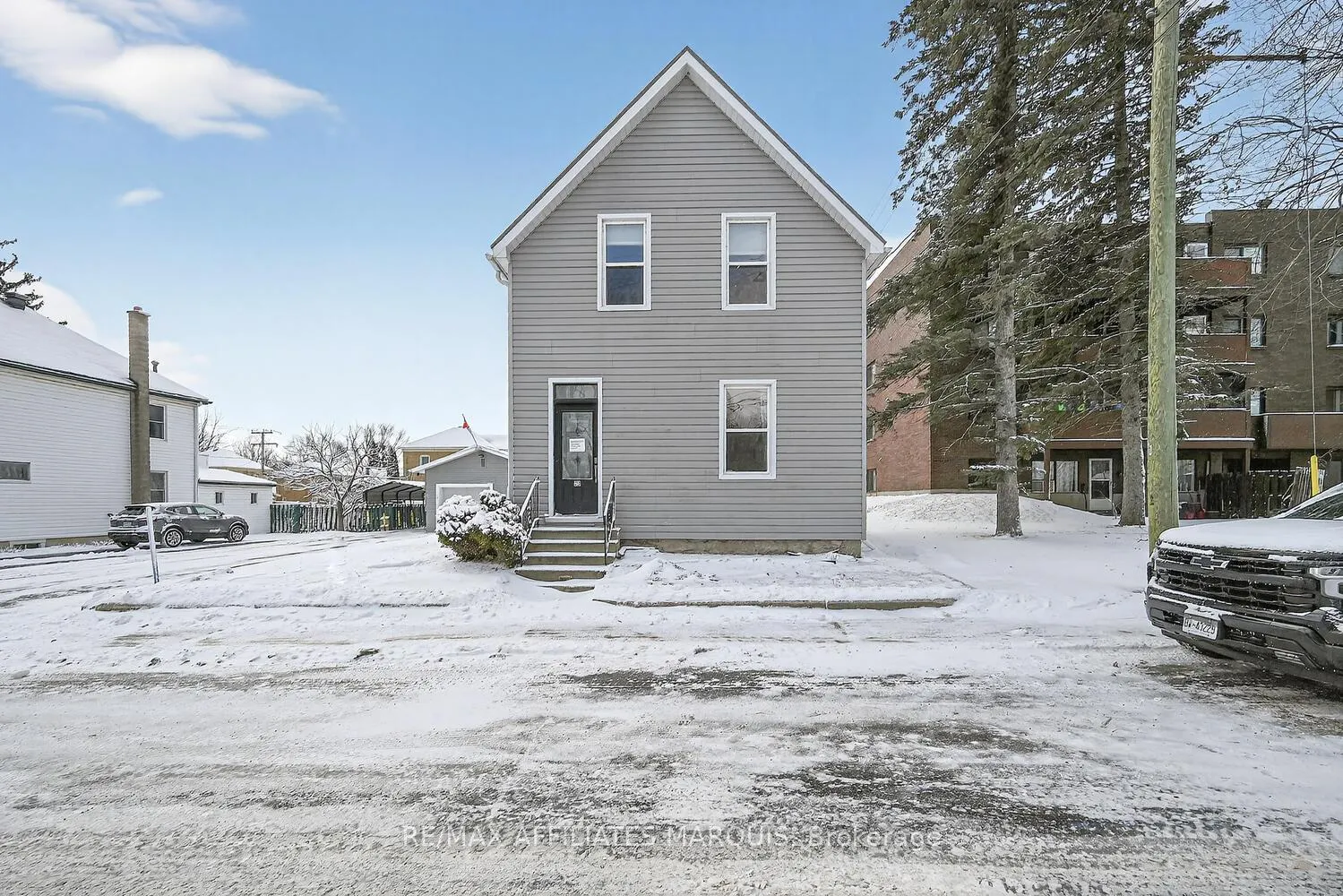 Photo 3 of 23 Alfred Street, Smiths Falls — HOMEH