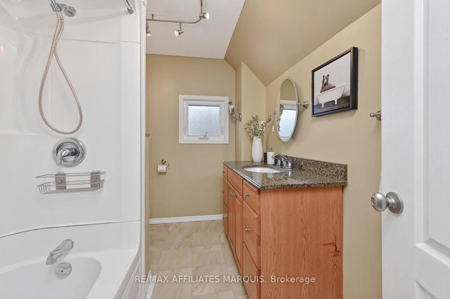 Photo 28 of 23 Alfred Street, Smiths Falls — HOMEH
