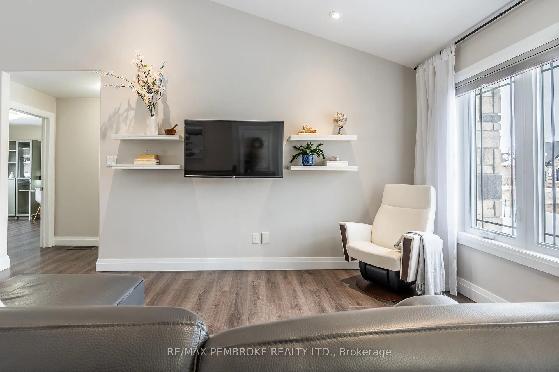 Photo 11 of 77 Noble Crescent, Petawawa — HOMEH