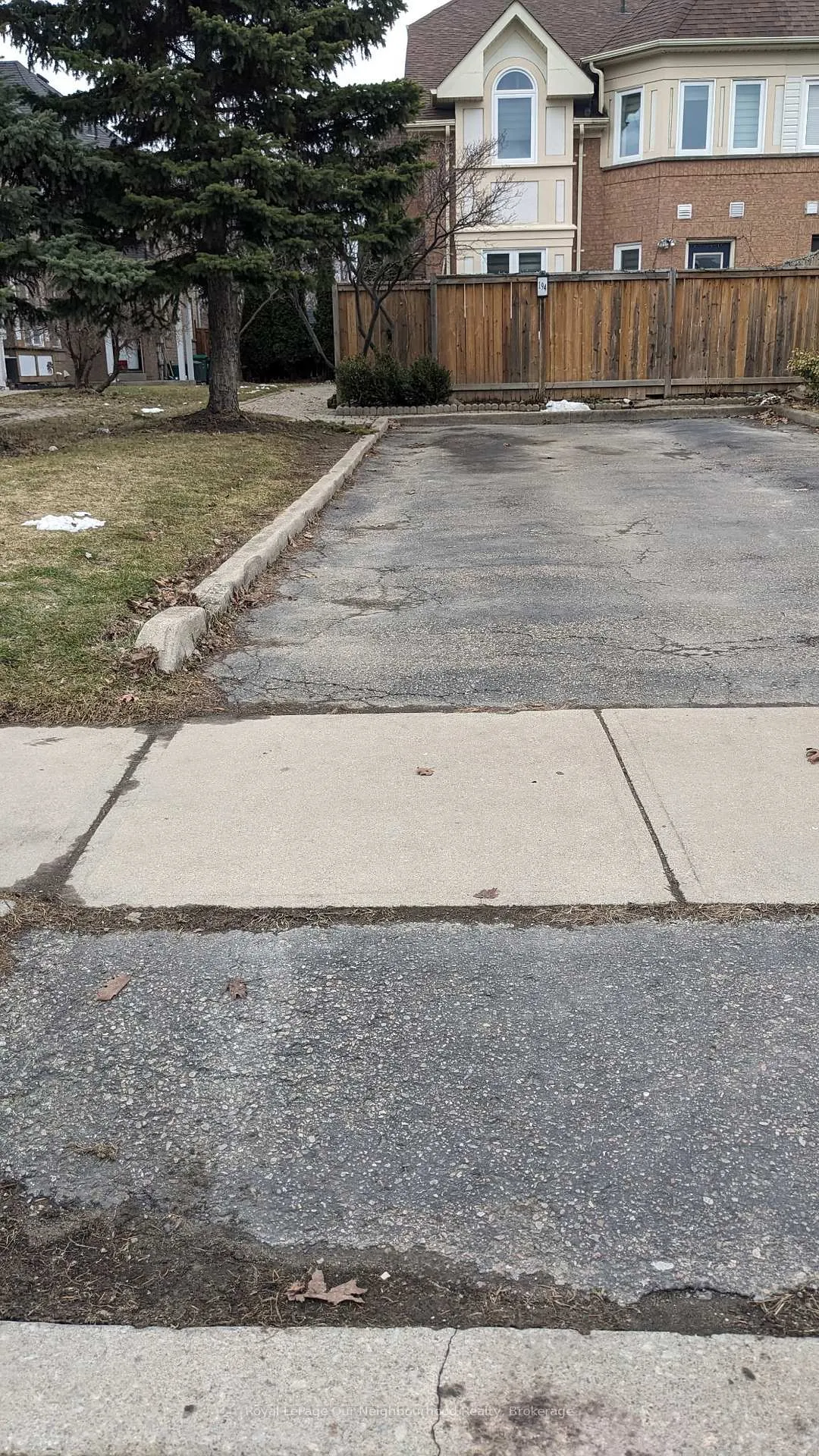 Photo 13 of 196 Pressed Brick Drive, Brampton, Brampton North — HOMEH