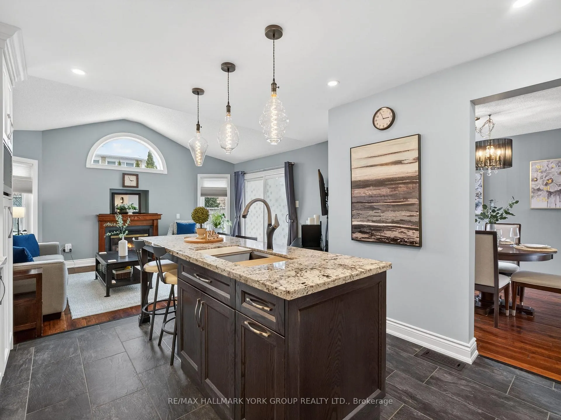 Photo 13 of 18 Rush Road, Aurora, Bayview Wellington — HOMEH