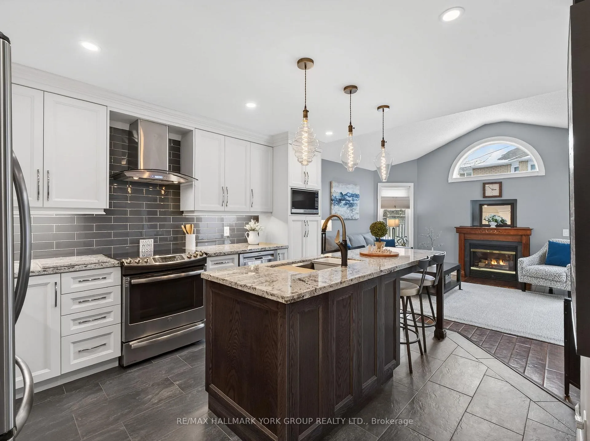 Photo 14 of 18 Rush Road, Aurora, Bayview Wellington — HOMEH