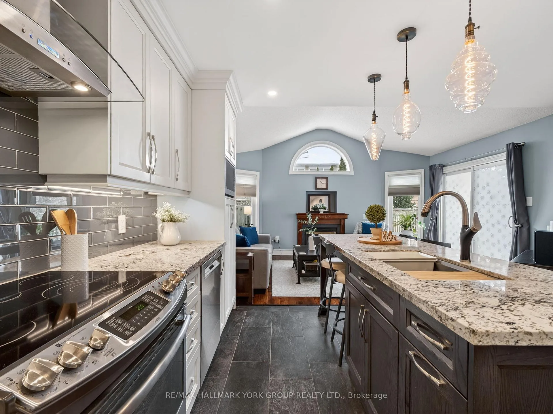 Photo 15 of 18 Rush Road, Aurora, Bayview Wellington — HOMEH