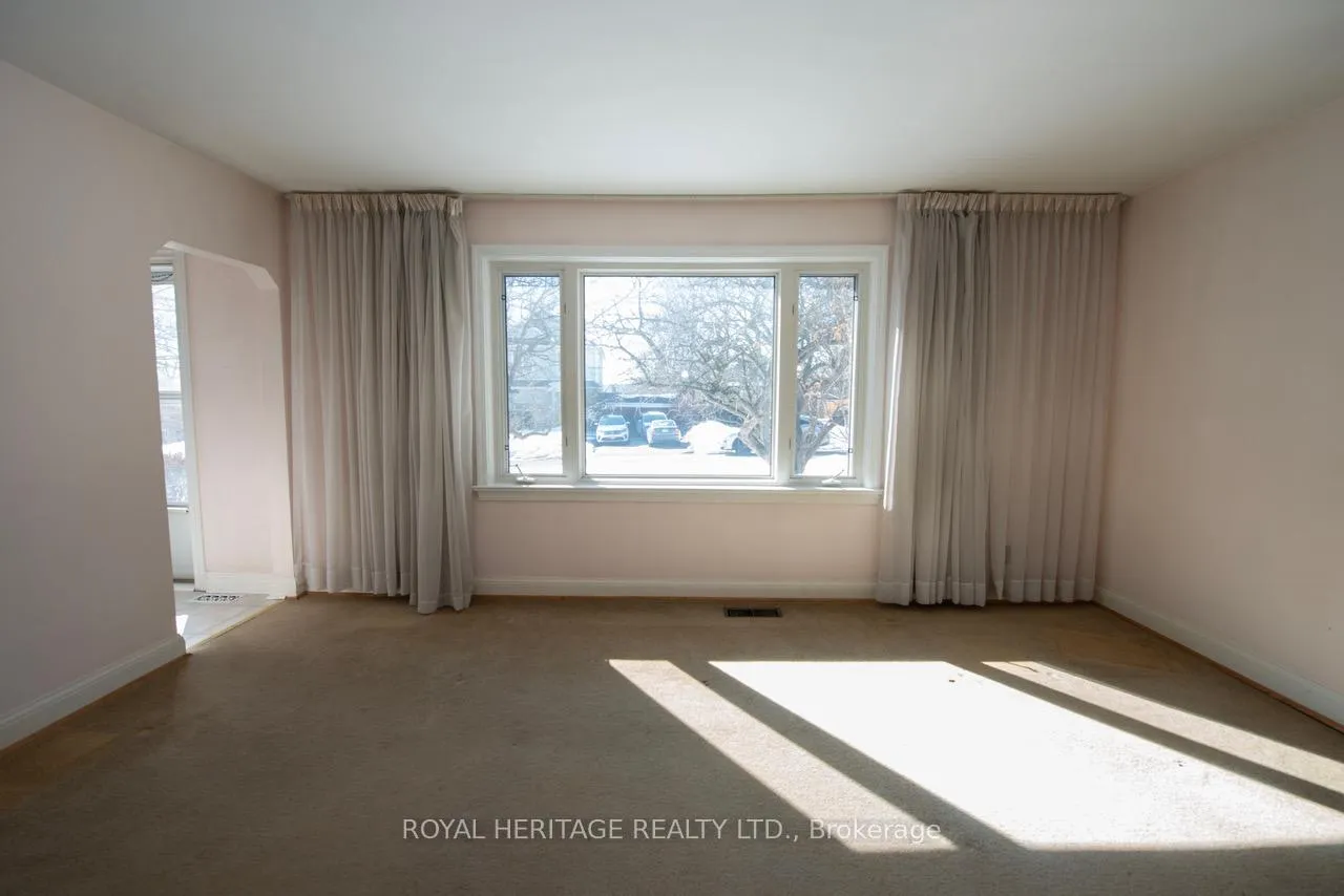 Photo 9 of 17 Kingswell Crescent, Scarborough, Clairlea-Birchmount — HOMEH