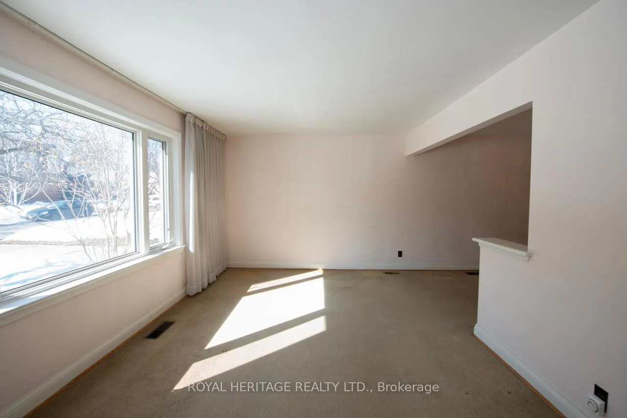 Photo 10 of 17 Kingswell Crescent, Scarborough, Clairlea-Birchmount — HOMEH
