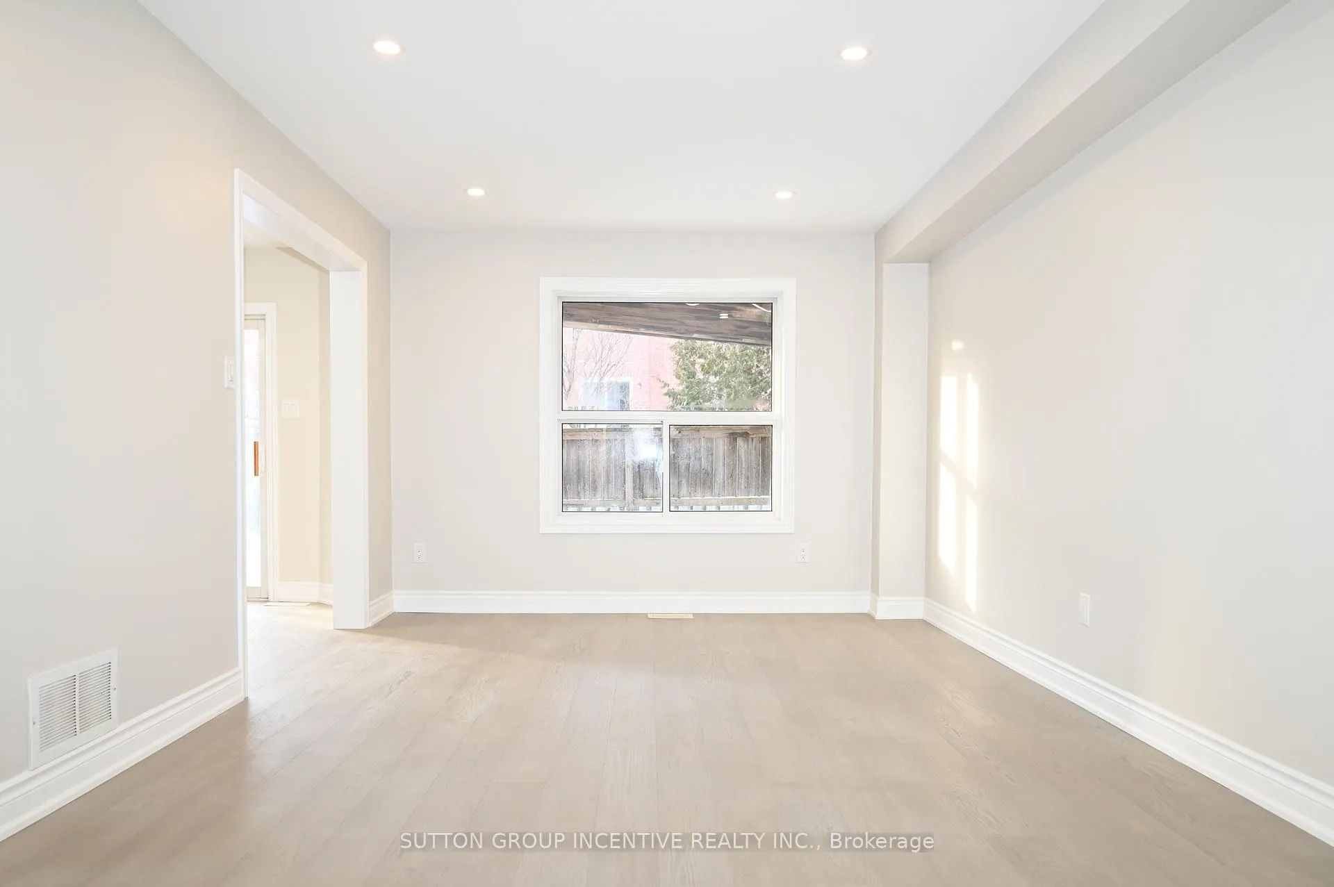 Photo 5 of 109 Esther Drive, Barrie, Painswick South — HOMEH