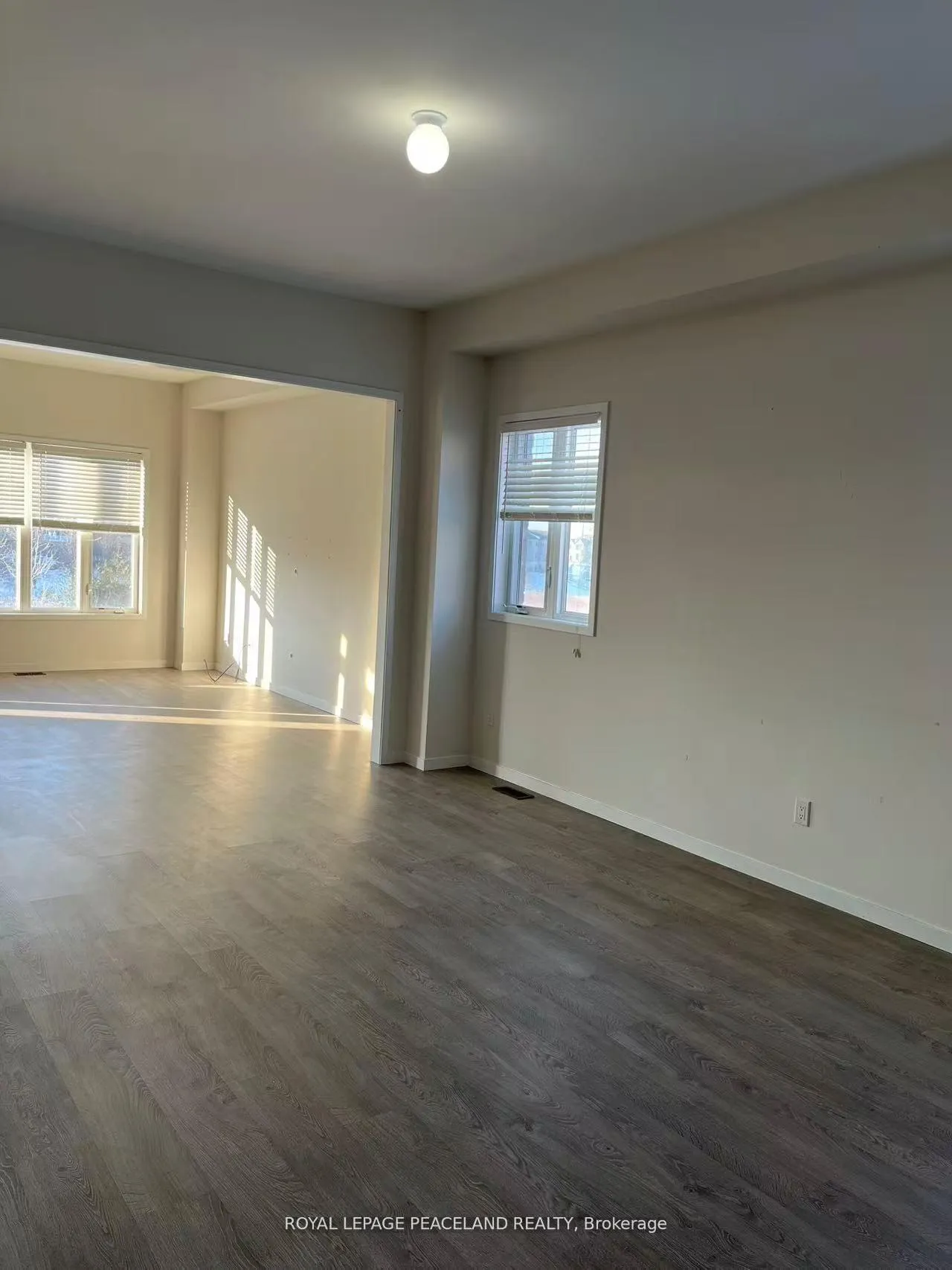 Photo 2 of 280 Elyse Court, Aurora, Bayview Northeast — HOMEH