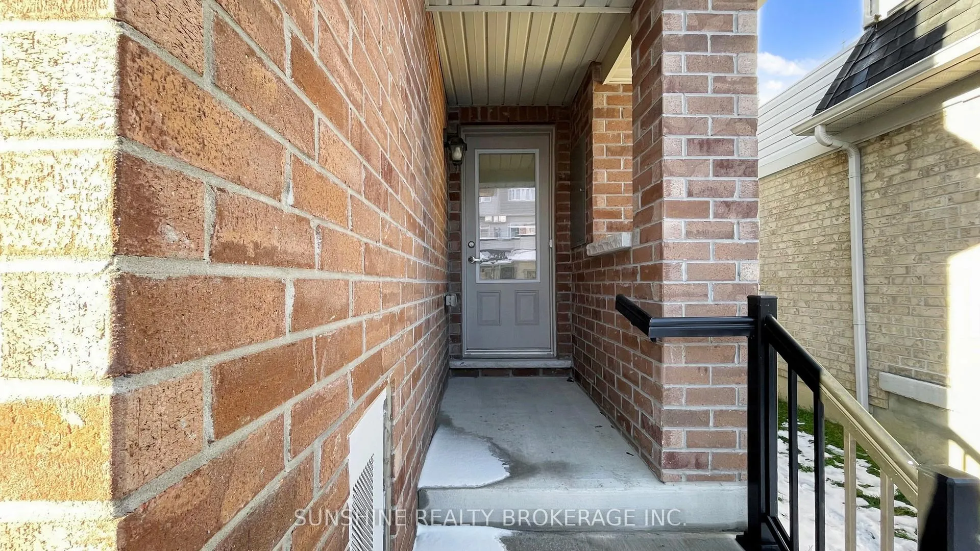 Photo 2 of 10 Cornerside Way, Whitby, Brooklin — HOMEH