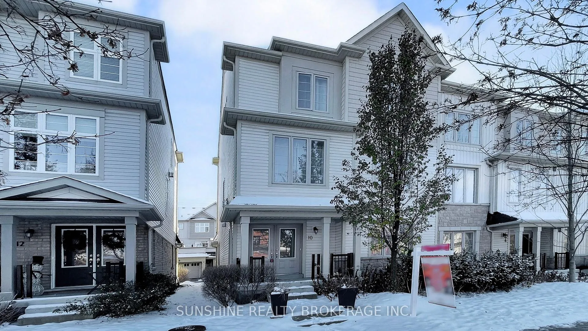 Photo 3 of 10 Cornerside Way, Whitby, Brooklin — HOMEH