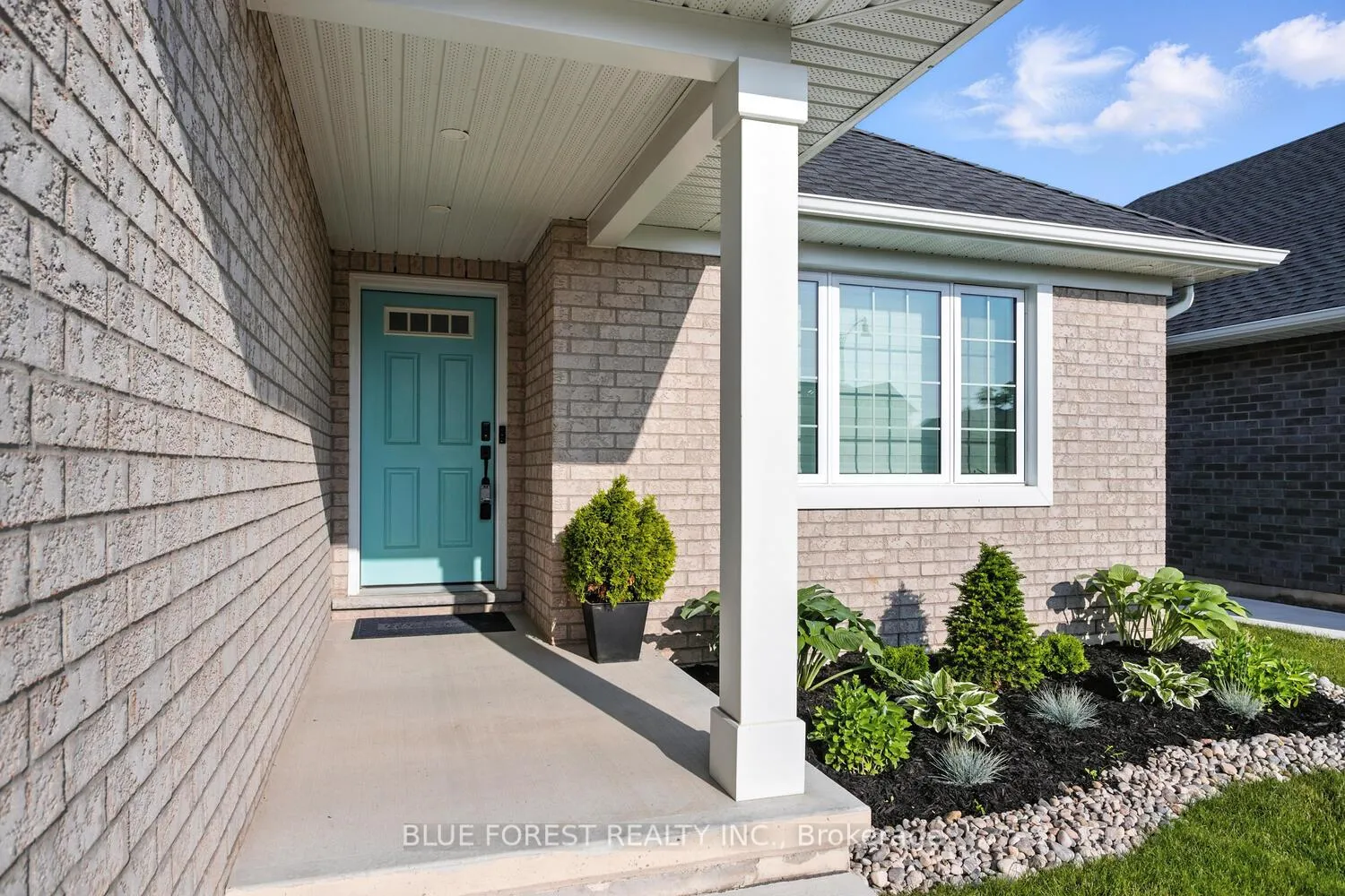 Photo 2 of 28 Weir Crescent, St. Thomas — HOMEH