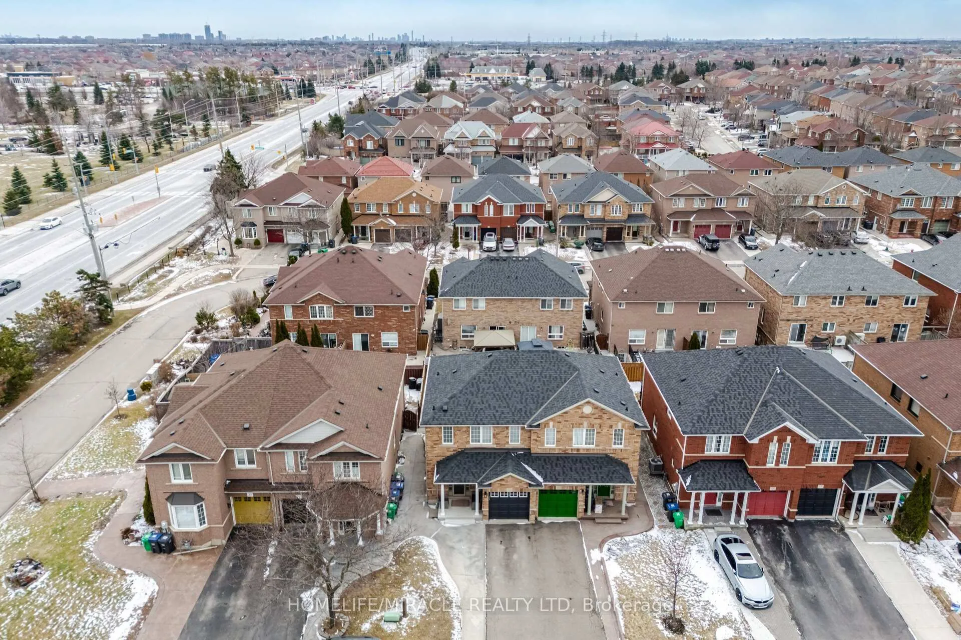 Photo 2 of 41 Tanglemere Crescent, Brampton, Fletcher's Meadow — HOMEH