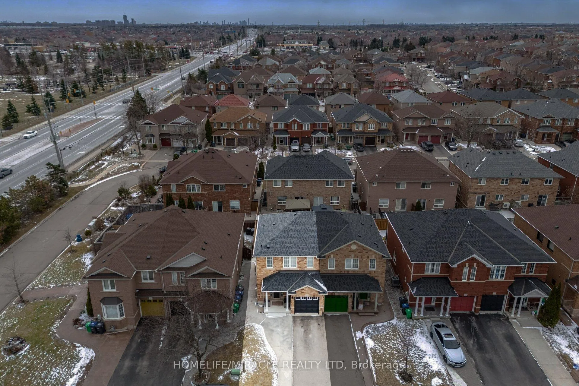 Photo 3 of 41 Tanglemere Crescent, Brampton, Fletcher's Meadow — HOMEH