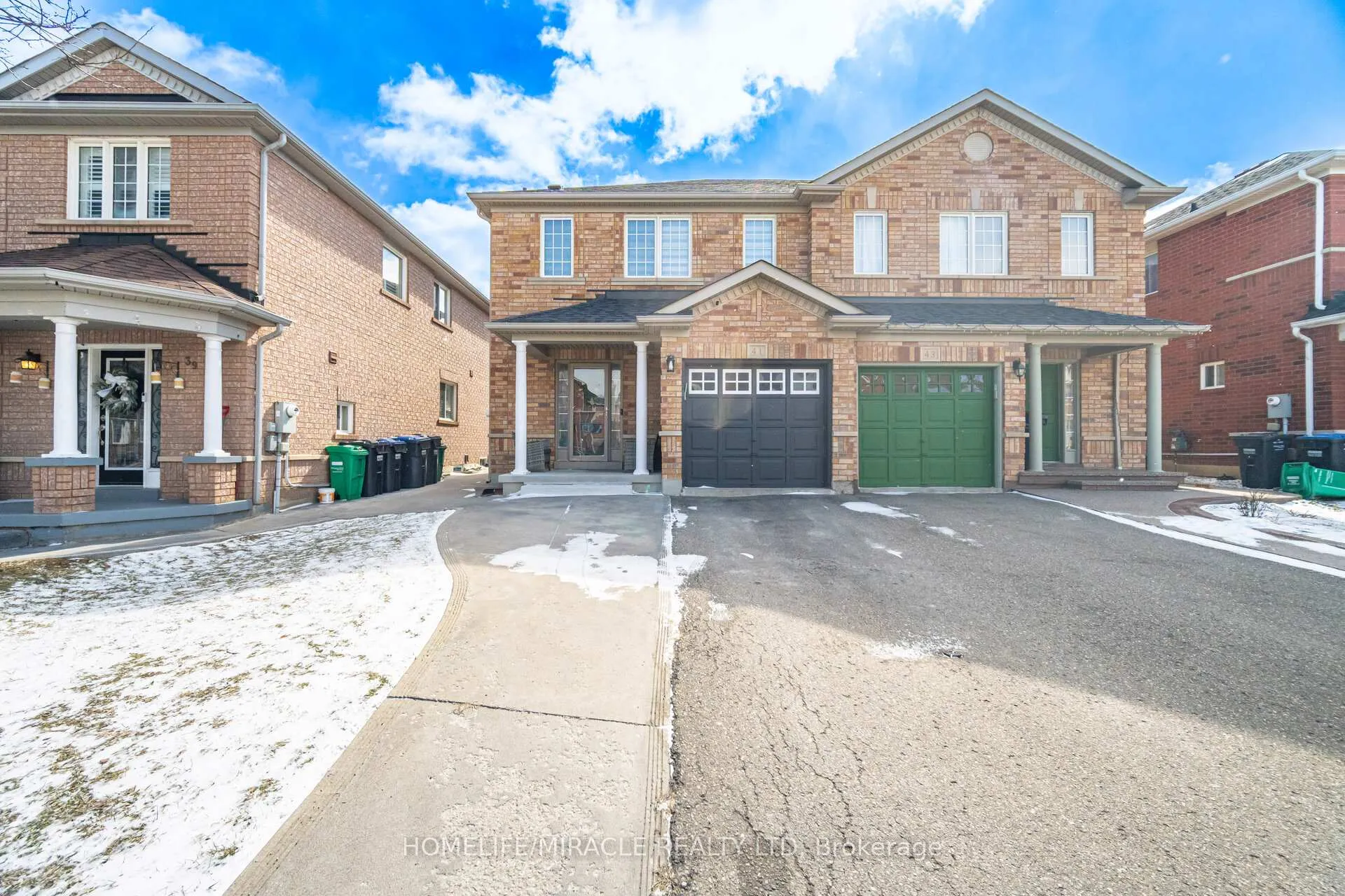 Photo 4 of 41 Tanglemere Crescent, Brampton, Fletcher's Meadow — HOMEH