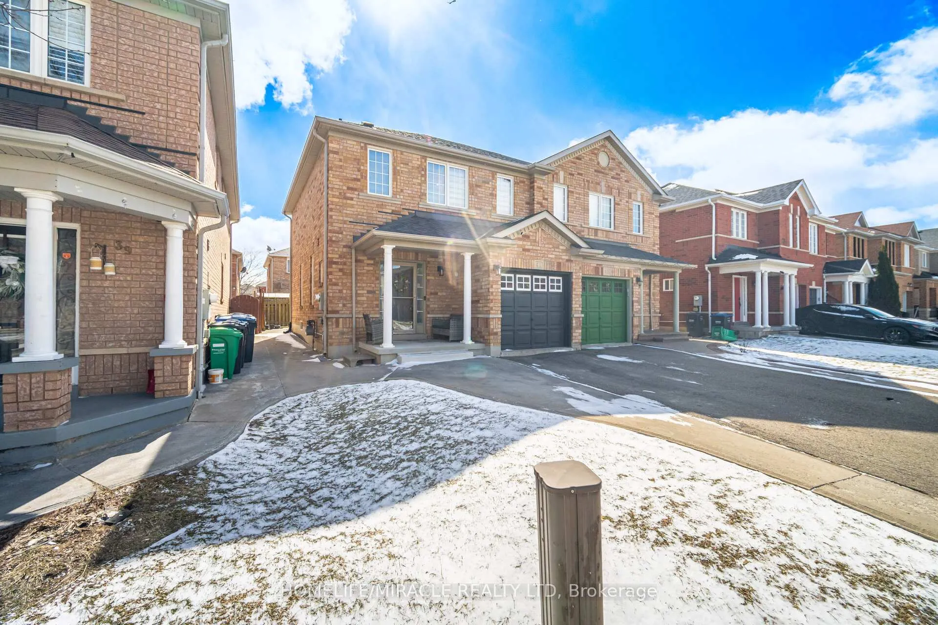Photo 5 of 41 Tanglemere Crescent, Brampton, Fletcher's Meadow — HOMEH