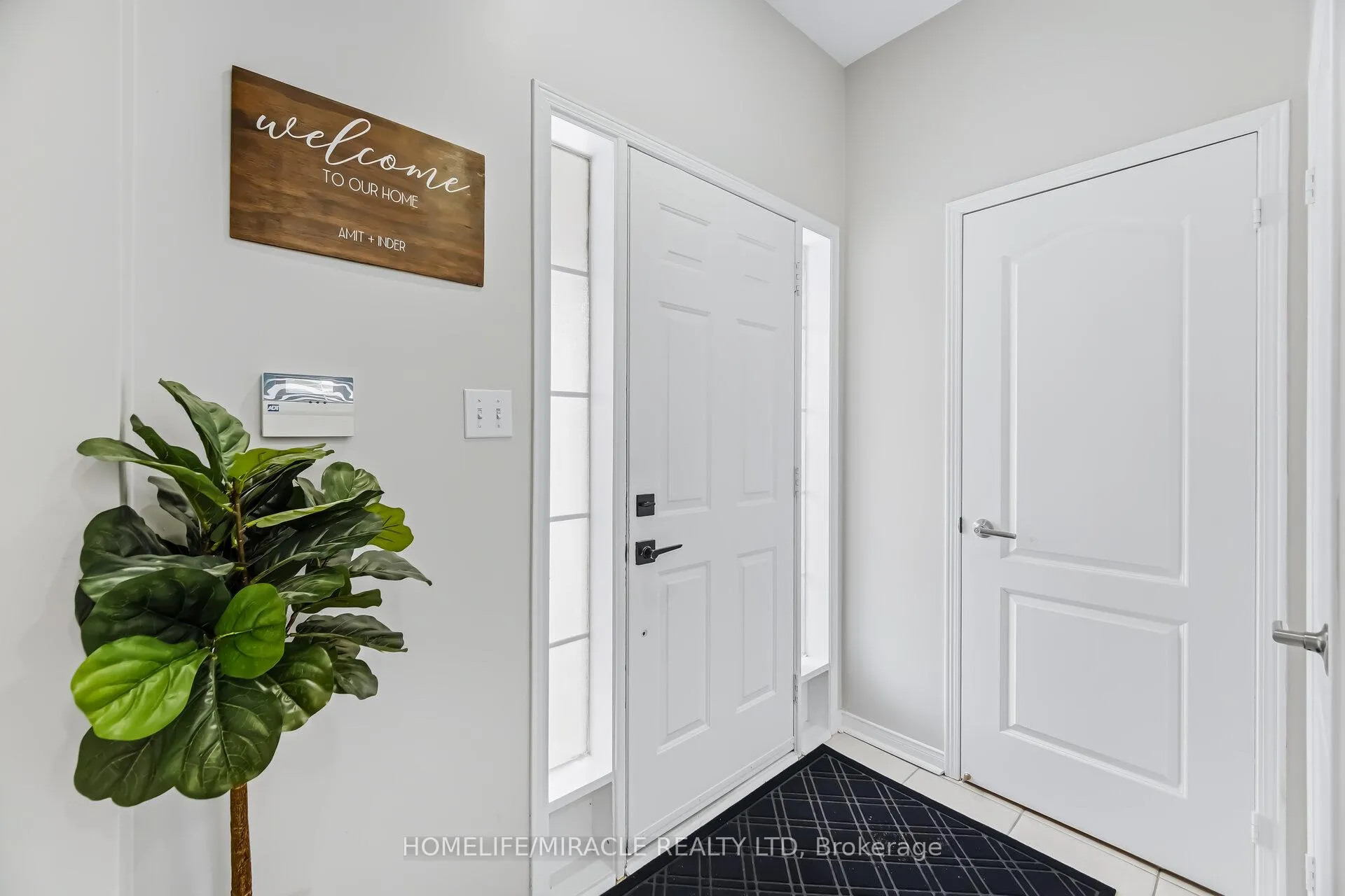 Photo 7 of 41 Tanglemere Crescent, Brampton, Fletcher's Meadow — HOMEH