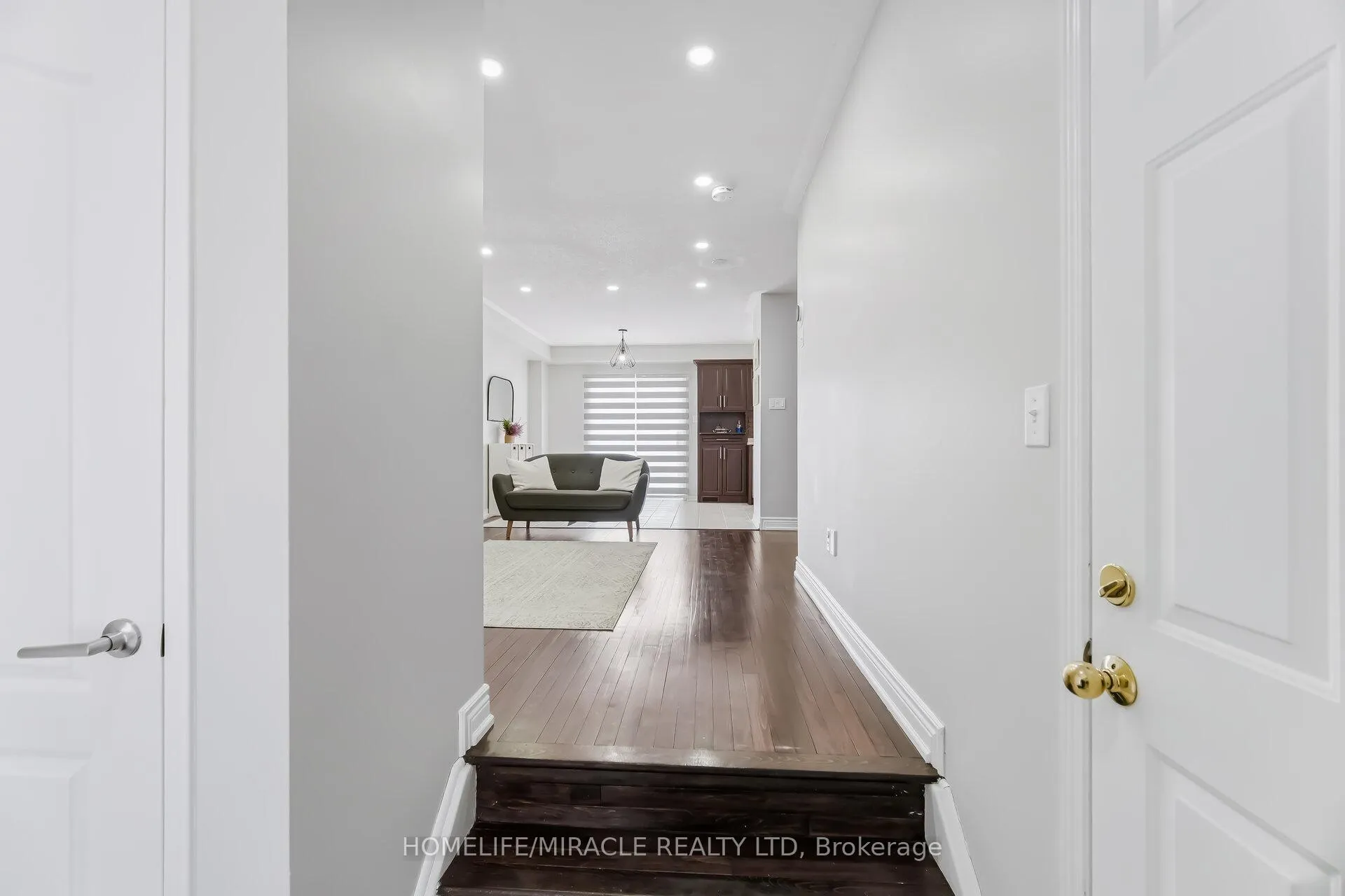 Photo 8 of 41 Tanglemere Crescent, Brampton, Fletcher's Meadow — HOMEH