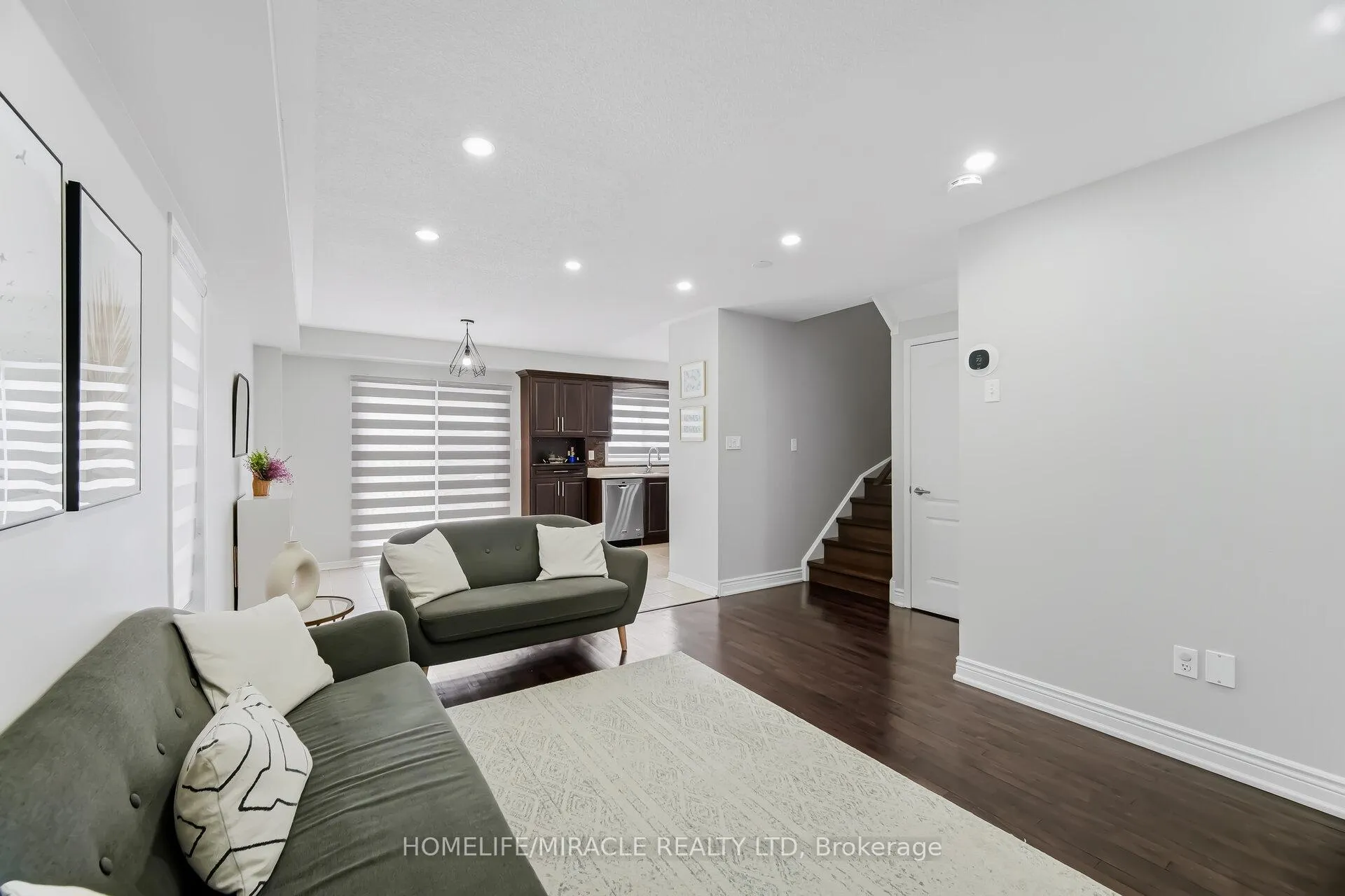 Photo 12 of 41 Tanglemere Crescent, Brampton, Fletcher's Meadow — HOMEH