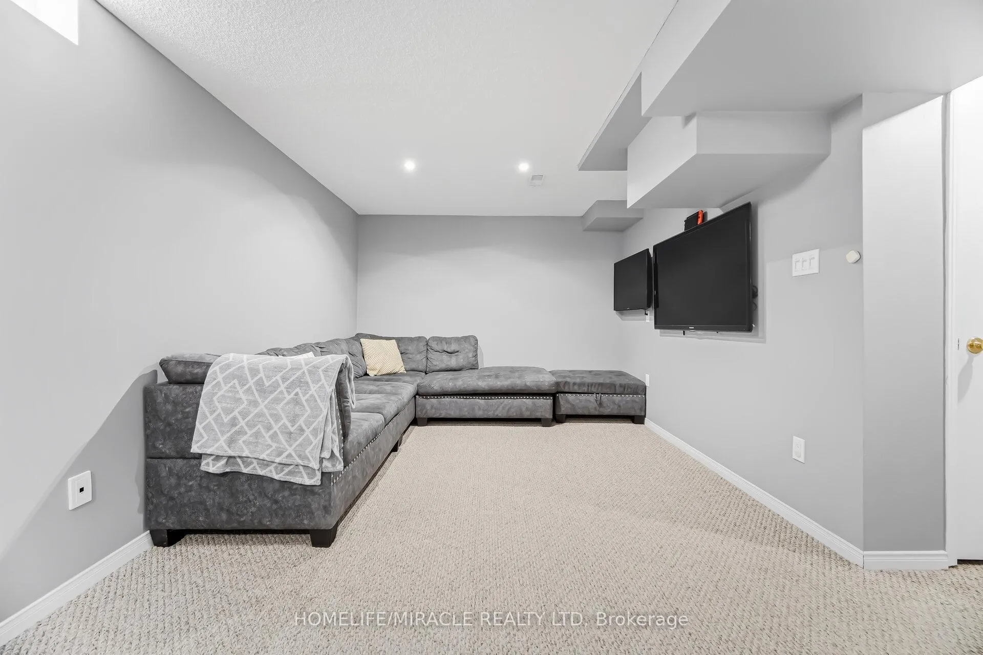 Photo 31 of 41 Tanglemere Crescent, Brampton, Fletcher's Meadow — HOMEH
