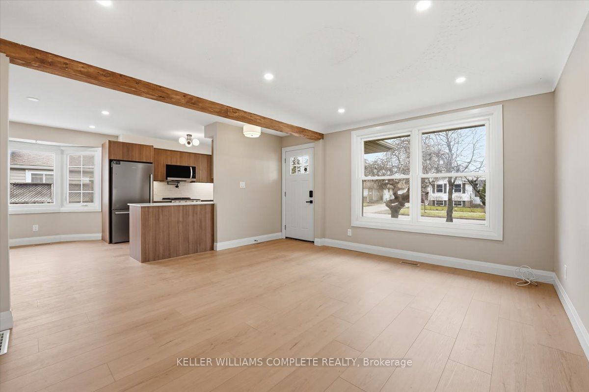 Photo 4 of 8165 Paddock Trail Drive, Niagara Falls, Ascot — HOMEH