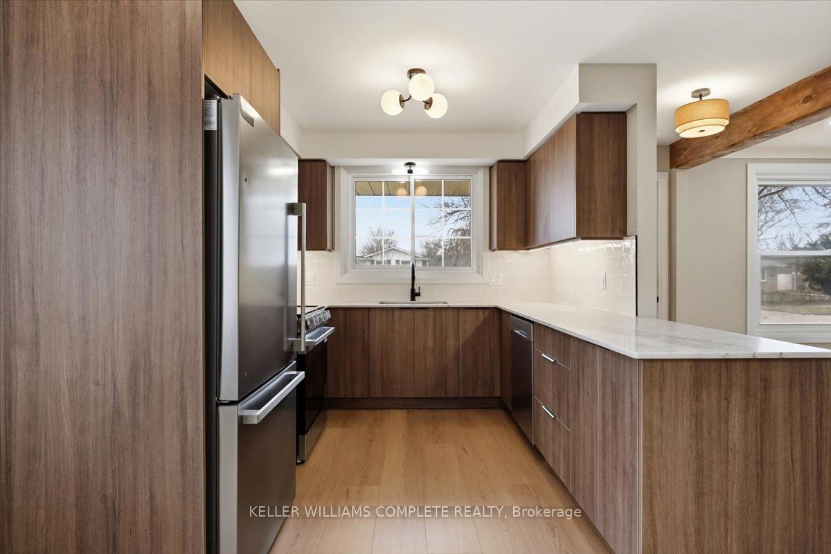 Photo 10 of 8165 Paddock Trail Drive, Niagara Falls, Ascot — HOMEH