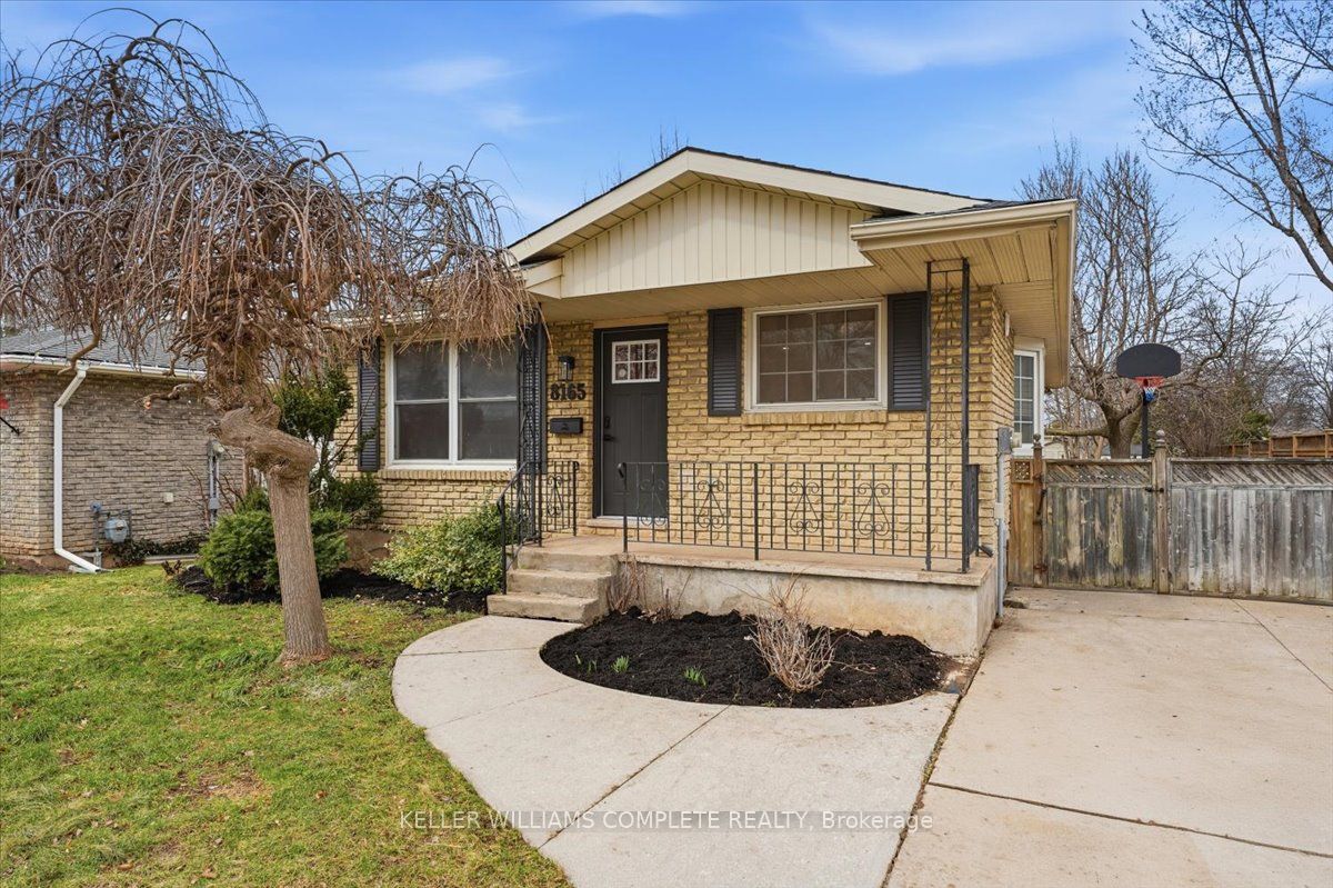 Photo 2 of 8165 Paddock Trail Drive, Niagara Falls, Ascot — HOMEH
