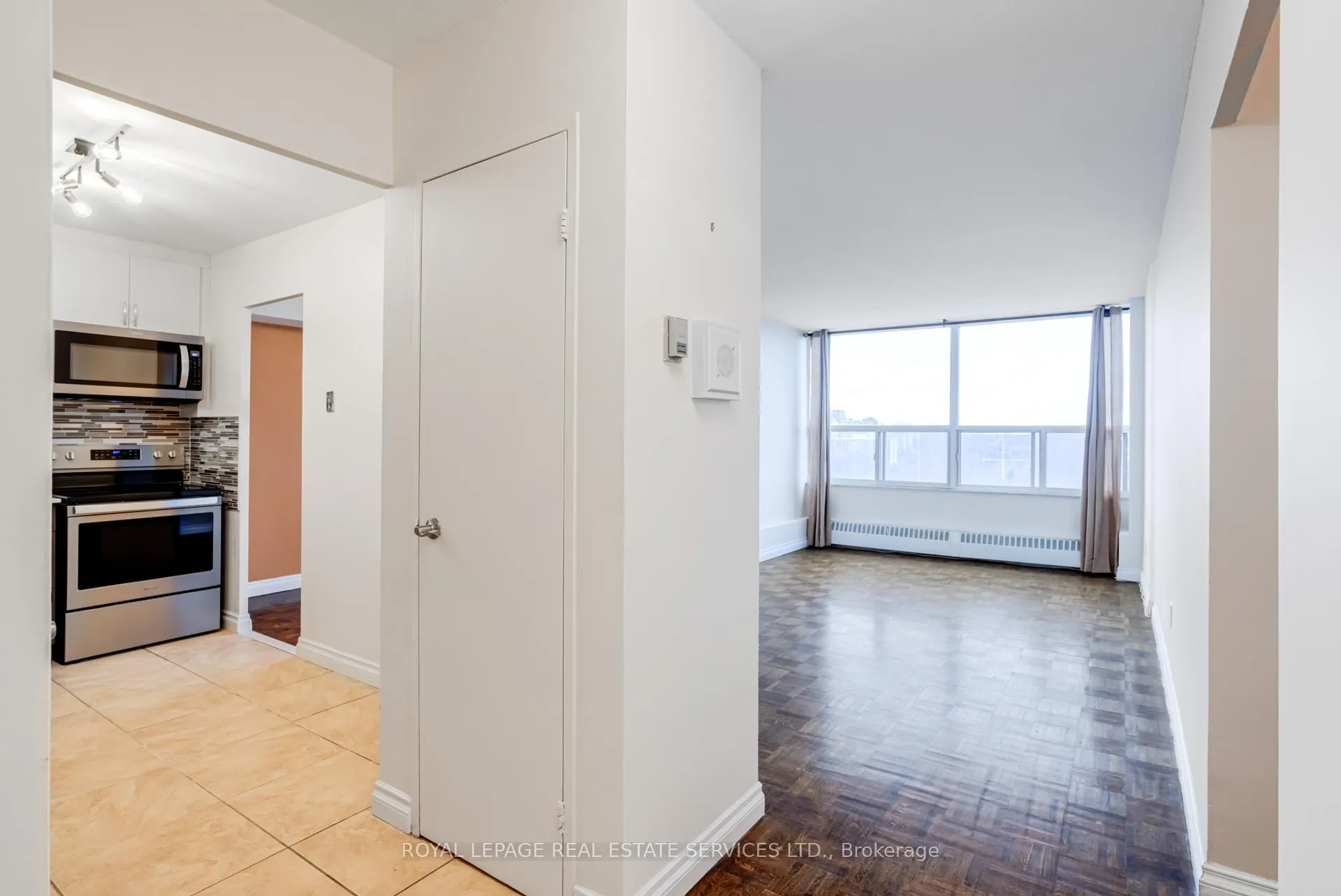 Photo 5 of Unit 1602, 5 Vicora Linkway, Toronto, Flemingdon Park — HOMEH