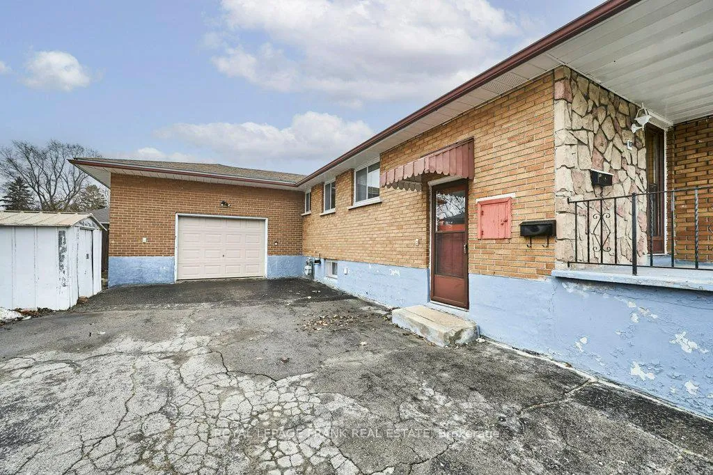 Photo 3 of 117 Waverly Street S, Oshawa, Vanier — HOMEH