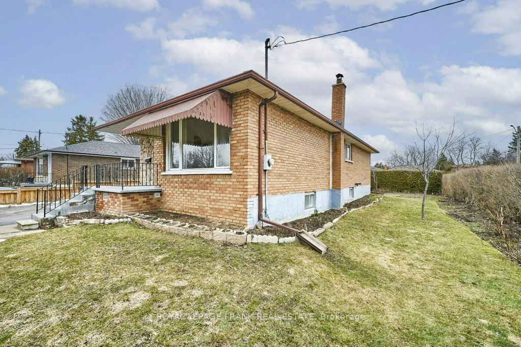 Photo 5 of 117 Waverly Street S, Oshawa, Vanier — HOMEH