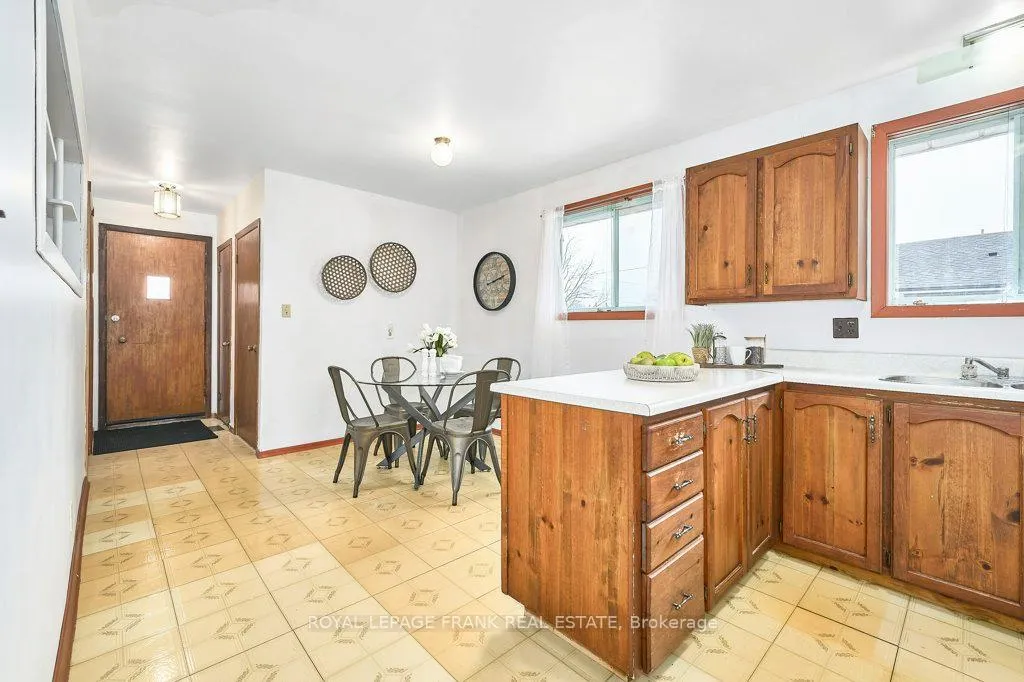 Photo 15 of 117 Waverly Street S, Oshawa, Vanier — HOMEH