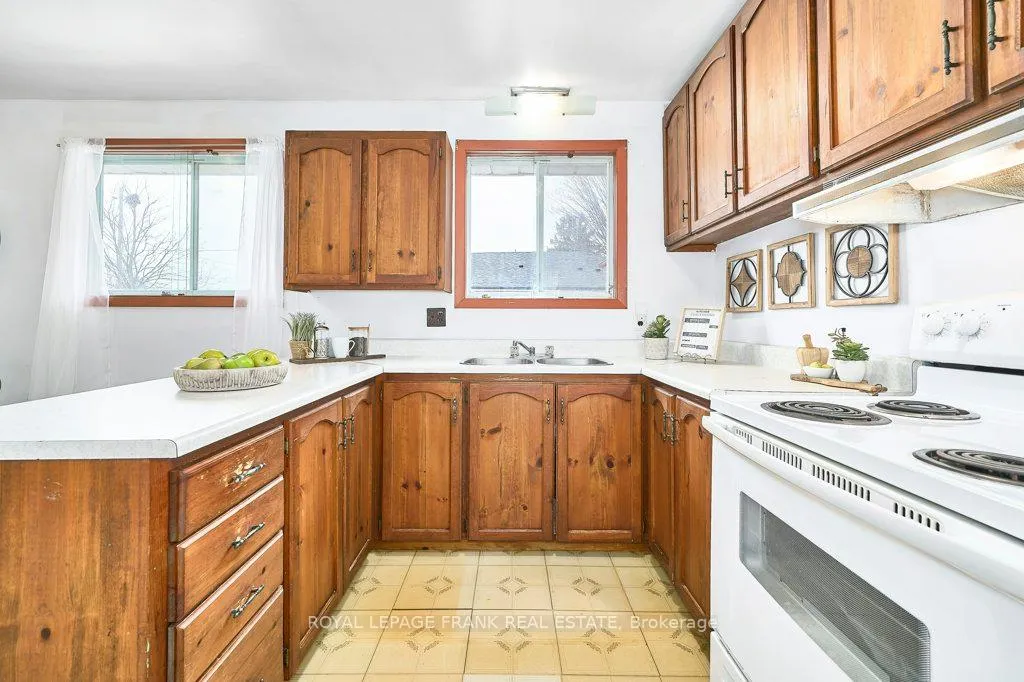 Photo 16 of 117 Waverly Street S, Oshawa, Vanier — HOMEH