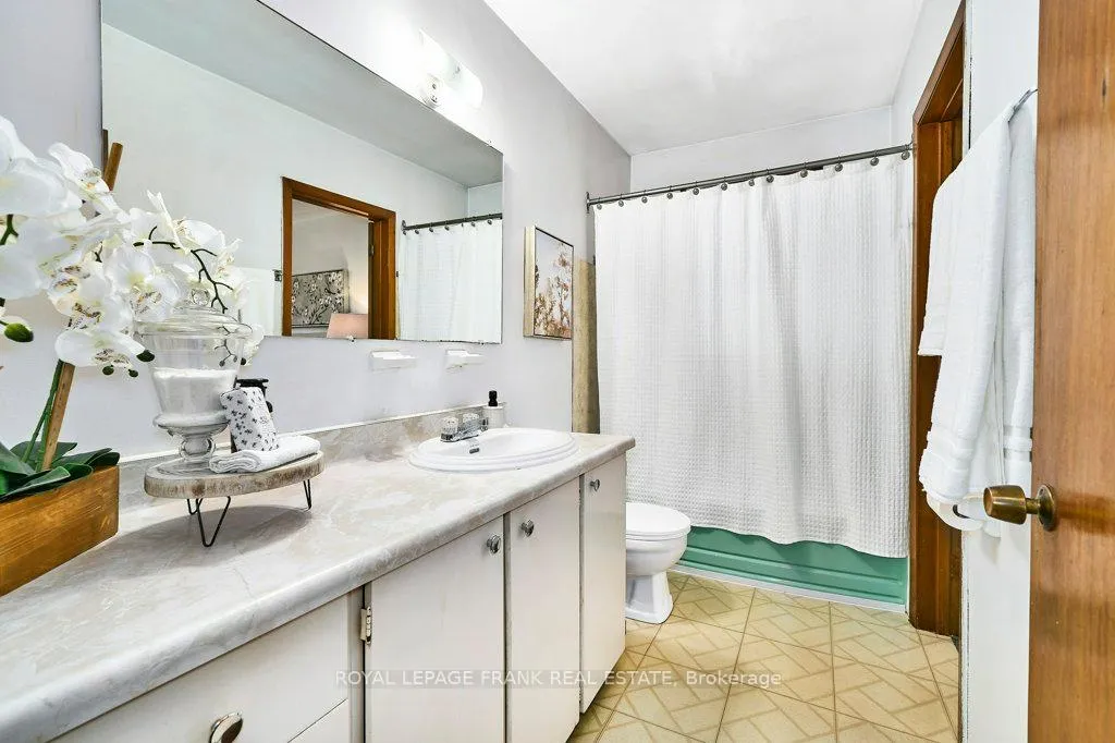 Photo 20 of 117 Waverly Street S, Oshawa, Vanier — HOMEH
